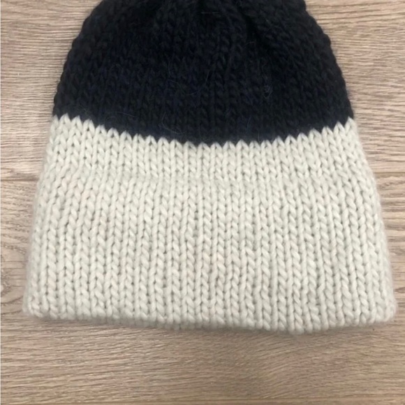 Lululemon & Buff Headband, Knitted Toque, 3 Pashmina Scarves - Picture 5 of 12